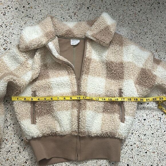 Amaryllis almost ready blog Teddy bear jacket zip up xs tan neutral - Picture 3 of 6